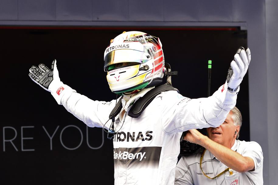 L’esultanza di Lewis Hamilton per la vittoria in Spagna l’11 maggio. Seguono Rosberg e Ricciardo. (Afp)